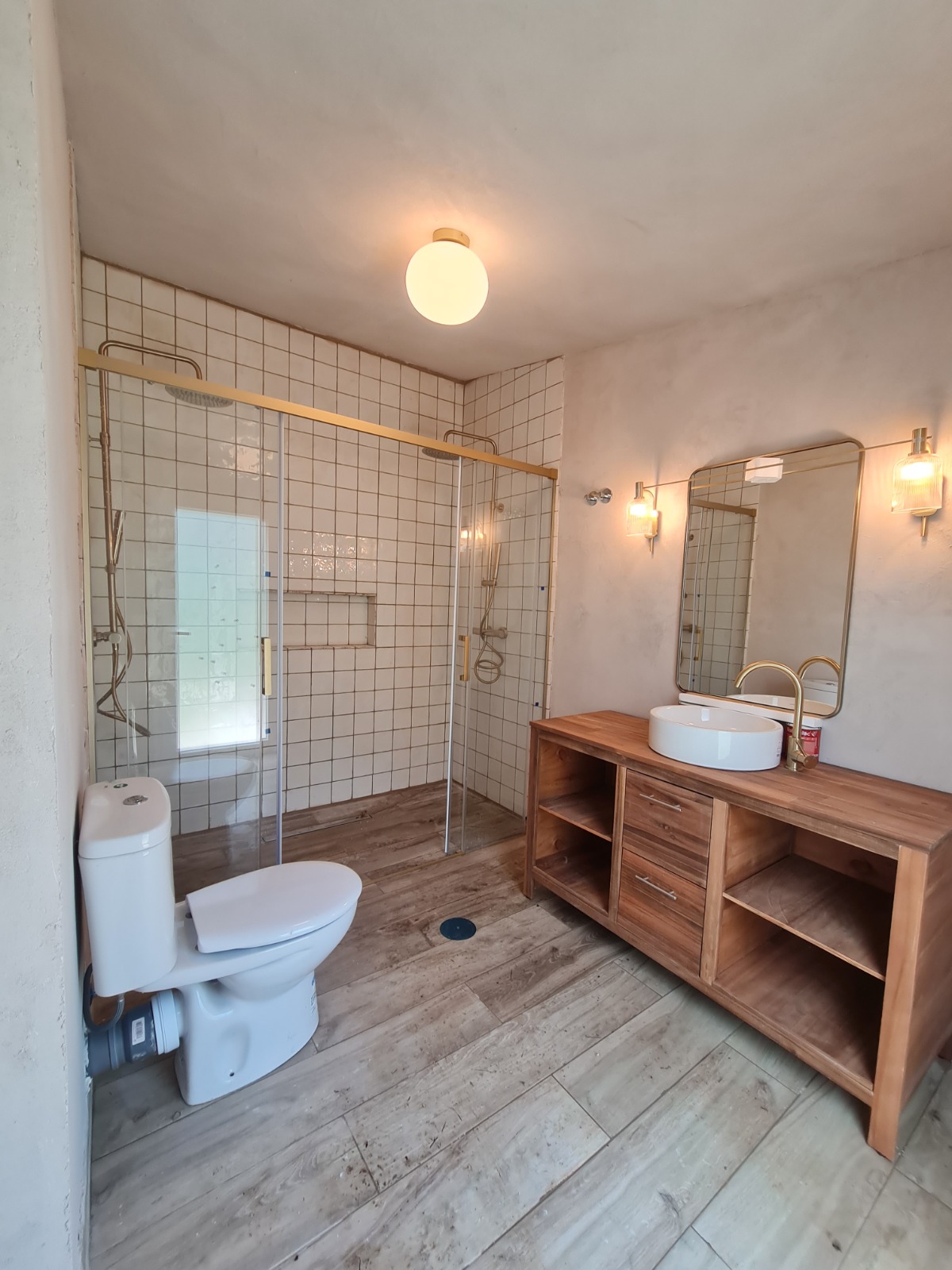 Casa de banho completa com banheira e microcimento